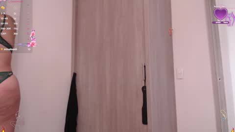 Snapshot of scarlett_diamond chatting on 09.30.25 Scarlett Thumb up please help me 100 its important online show from 09.30.25