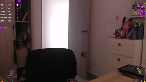 Scarlett Thumb up please help me 100 its important online show from 02.13.26