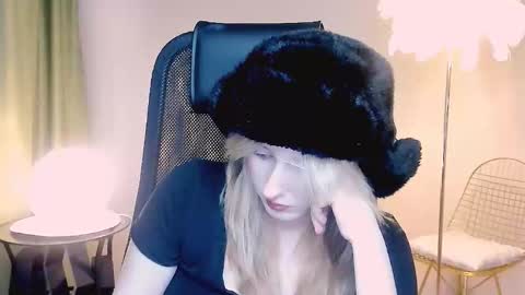 Snapshot of scarlettscril chatting on 11.14.25 scarlettscril online show from 11.14.25