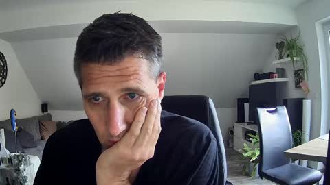 Snapshot of schnuckigeil chatting on 05.19.26 Dildomen online show from 05.19.26