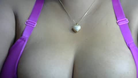 Snapshot of schoco_milf chatting on 01.01.25 mai latina online show from 01.01.25