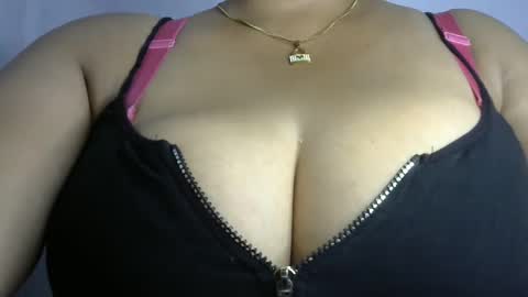 Snapshot of schoco_milf chatting on 01.04.25 mai latina online show from 01.04.25