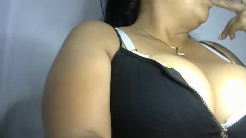 Snapshot of schoco_milf chatting on 01.31.25 mai latina online show from 01.31.25