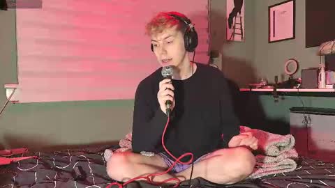 Snapshot of scottish_twink01 chatting on 02.12.25 danny online show from 02.12.25