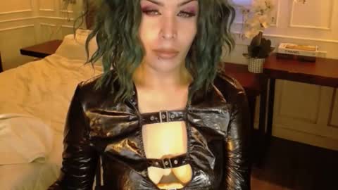 Snapshot of screendoll chatting on 01.18.25 screendoll online show from 01.18.25