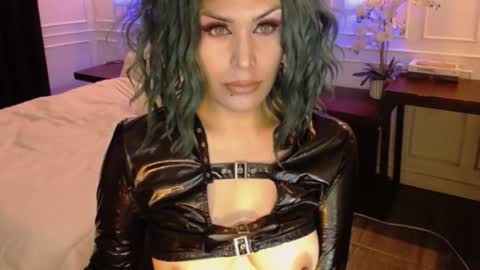 Snapshot of screendoll chatting on 02.02.25 screendoll online show from 02.02.25