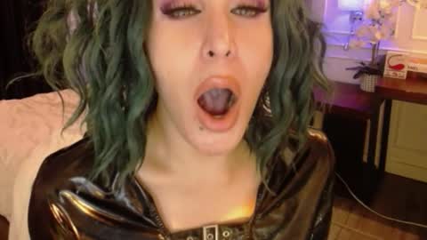 Snapshot of screendoll chatting on 02.14.25 screendoll online show from 02.14.25