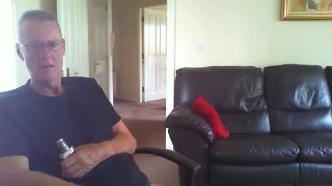 Snapshot of seakrait chatting on 10.31.25 seakrait online show from 10.31.25