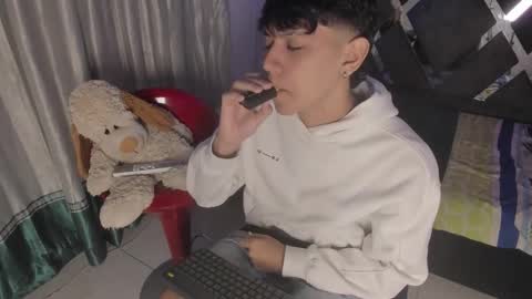 Snapshot of sebas_pretty7 chatting on 12.18.25 sebas_pretty7 online show from 12.18.25