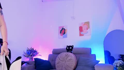     .  INDEPENDENT MODEL online show from 04.19.26