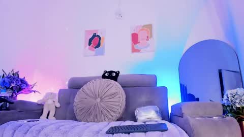     .  INDEPENDENT MODEL online show from 04.21.26