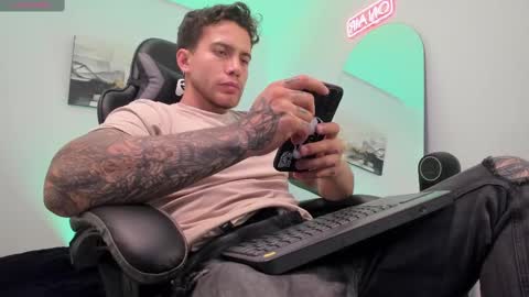 Snapshot of sebastianortizm chatting on 03.01.25 Lucian Sinclair online show from 03.01.25