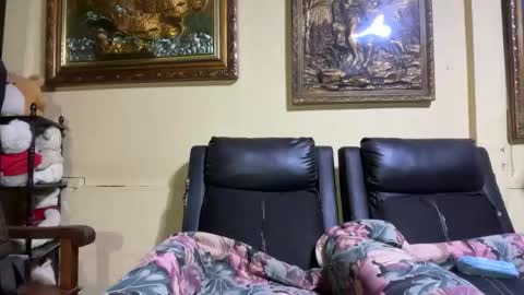 Snapshot of seductive_housewife chatting on 03.04.26 seductive_housewife online show from 03.04.26