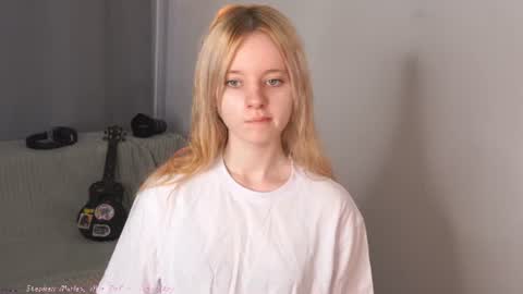 Snapshot of seebunny chatting on 06.19.26 See Its honey bunny im Lana online show from 06.19.26