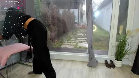 Snapshot of selena_reeves chatting on 12.27.24 Selena online show from 12.27.24