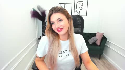 Snapshot of selenaemoore chatting on 09.28.25 selenaemoore online show from 09.28.25