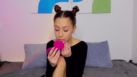 Snapshot of selenarousey chatting on 01.11.25 Selena online show from 01.11.25