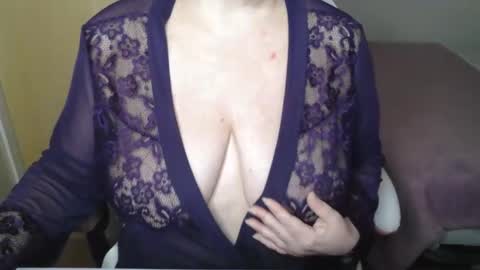 Snapshot of sensual_cris chatting on 10.18.25 CRIS  online show from 10.18.25