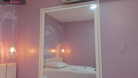 Snapshot of sensual_sophie_ chatting on 09.19.25 Sophie online show from 09.19.25