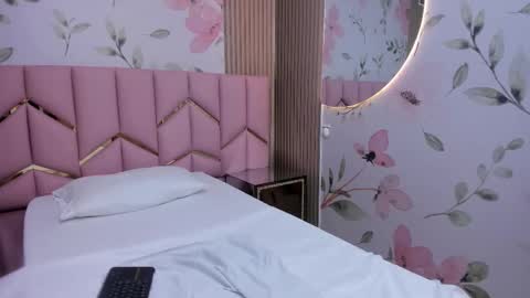 Snapshot of sensual_sophie_ chatting on 12.01.25 Sophie online show from 12.01.25