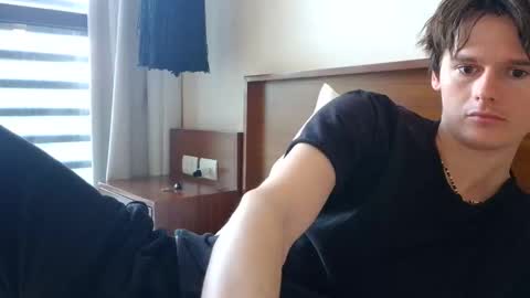 Snapshot of sensualalien chatting on 12.17.25 Cam online show from 12.17.25