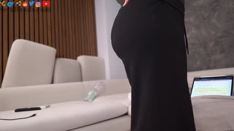 SeraReads online show from 10.04.25