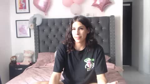 Snapshot of serenaroussee chatting on 02.28.25 sararoussee online show from 02.28.25