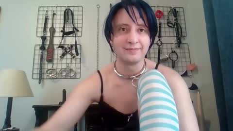 Servile Sarah online show from 05.05.26