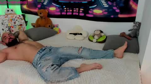 Snapshot of sex_pride chatting on 02.19.25 Leyila Johnnyn online show from 02.19.25