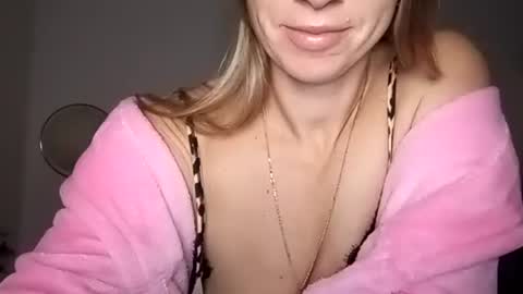 Snapshot of sexualangel chatting on 09.27.25 Verona online show from 09.27.25