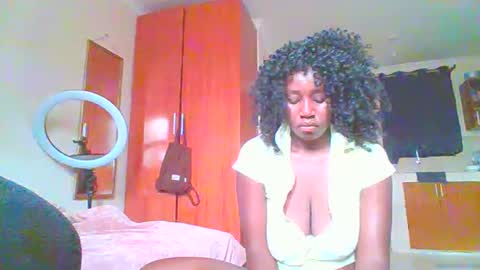 Snapshot of sexxy_thick_ebony chatting on 09.21.25 Sweet doll  online show from 09.21.25