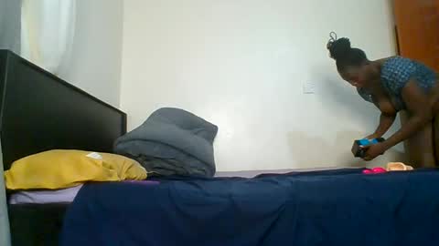 Snapshot of sexxy_thick_ebony chatting on 06.29.26 Sweet doll online show from 06.29.26