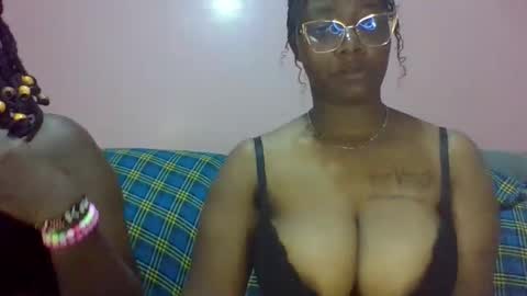 Snapshot of sexy_helle chatting on 09.27.25 sexy_helle online show from 09.27.25
