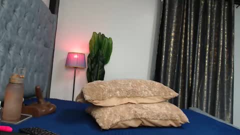 Snapshot of sexy_larisa chatting on 12.17.25 larisa online show from 12.17.25