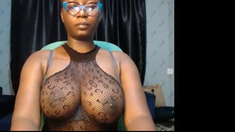 Snapshot of sexy_pearl12 chatting on 01.25.25 zoe online show from 01.25.25