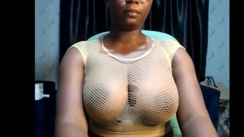 Snapshot of sexy_pearl12 chatting on 02.12.25 zoe online show from 02.12.25