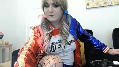 Snapshot of sexybeckyuk chatting on 10.25.25 Becky online show from 10.25.25