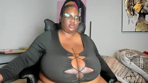 Snapshot of sexyblackhugetits chatting on 10.12.25 sexyblackhugetits online show from 10.12.25