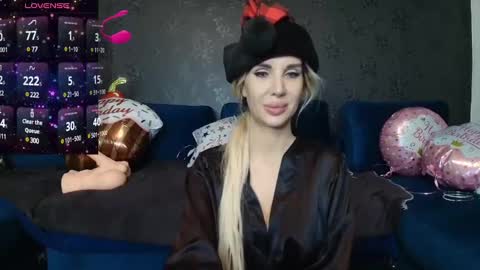 Snapshot of sexyquennina chatting on 12.25.24 SexyQueenNina online show from 12.25.24