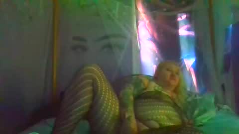 Snapshot of sexyzanna69 chatting on 10.26.25 SexyZannaRose69 online show from 10.26.25