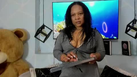 Sharon Noa online show from 04.18.26