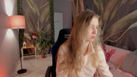 Snapshot of sharonevansi chatting on 12.14.25 Sharon online show from 12.14.25