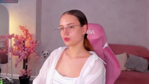 Snapshot of shei1a_shy chatting on 06.16.26 Amely online show from 06.16.26