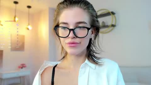 Snapshot of shelleyharn chatting on 09.11.25 Alex online show from 09.11.25