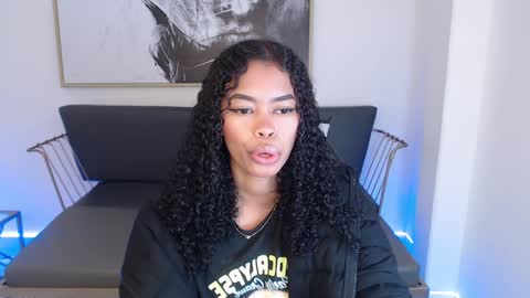 Snapshot of shenna_brunette_ chatting on 12.20.24 Shenna online show from 12.20.24