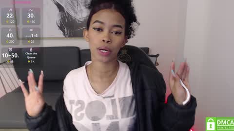 Snapshot of shenna_brunette_ chatting on 01.08.25 Shenna online show from 01.08.25