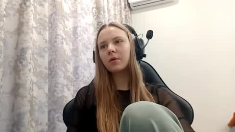 Snapshot of sherrylkeep chatting on 12.23.25 Lisa online show from 12.23.25