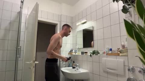 Snapshot of shiggyvara chatting on 11.03.25 phil. online show from 11.03.25