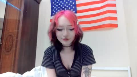 Snapshot of shirleyboulet chatting on 02.25.26 Luna online show from 02.25.26