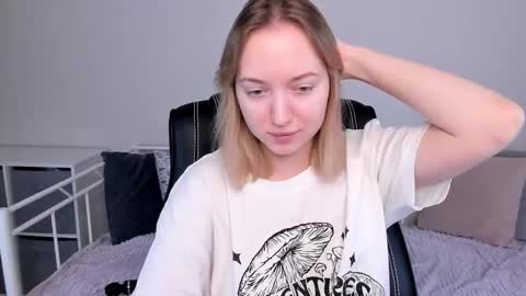 Snapshot of shy_annacutie chatting on 03.03.25 Anna online show from 03.03.25